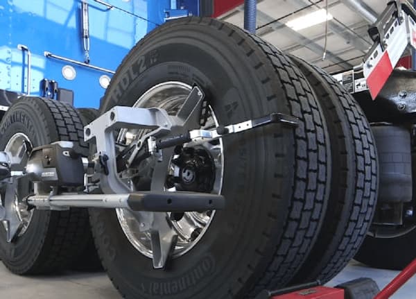 Wheel alignment equipment fitted to a heavy vehicle